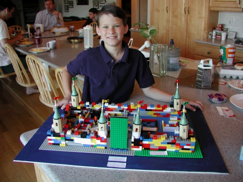 All the kids in the fourth grade had an assignment to make a castle and bring it to school.  Being the Lego nut that he is, Elliot had a fun time designing his.