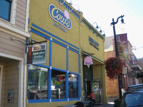 We spent Saturday afternoon walking up and down Main street which of course included a scoop of ice cream at Cow's Ice Cream Store.