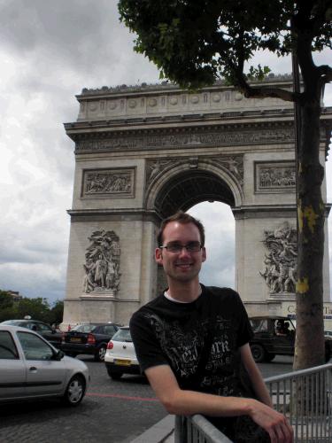 Loren in front of the Arc de Triomphe.