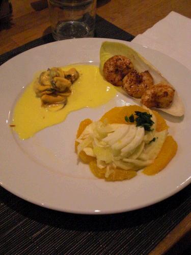 The next class was shopping at the market and making an entire meal.  This is the appetizer: "pino" which is mussels in a saffron sauce, grilled shrimp in endive, and an orange and fennel salad.