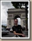 Loren in front of the Arc de Triomphe.