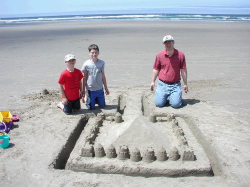 Ta da!  The finished product.  Too bad we forgot to come out and watch the tide come back in and fill the moat...