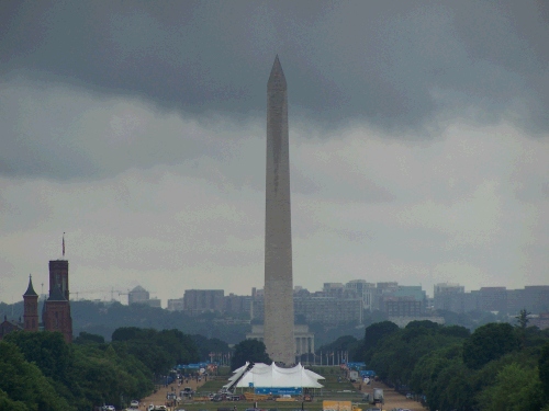 Look what great zoom my new camera has - 10X zoom!  You can even see the Lincoln Memorial behind it.