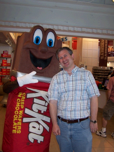 Gosh, which guy is cuter?  I'm tempted to take the Kit Kat - I guess I'll just have to love 'em both!