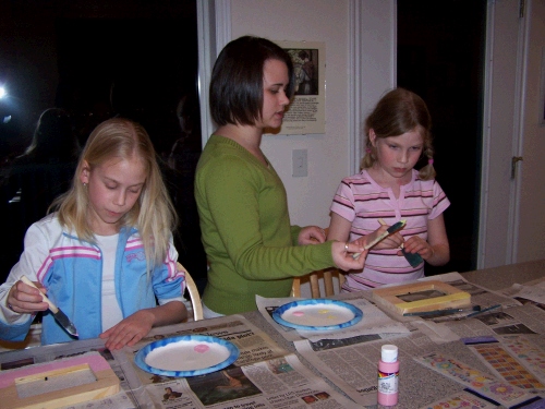 Tess helping Adelheid and Briana get started on their frames.