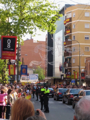 Cars with royalty / security  /and side-view of new museum on the right.